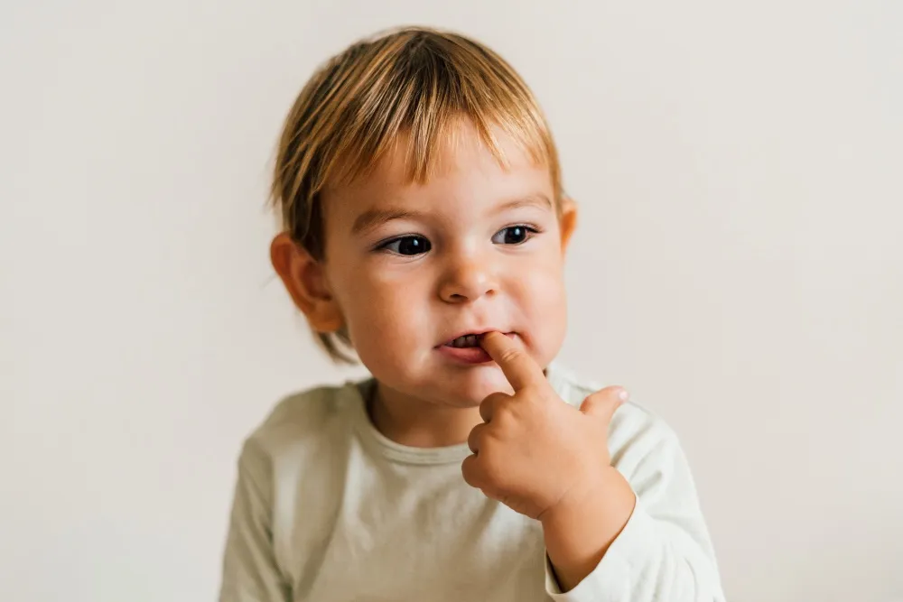 Parmak Emme Alışkanlığı Hangi Dental Problemlere Yol Açar?