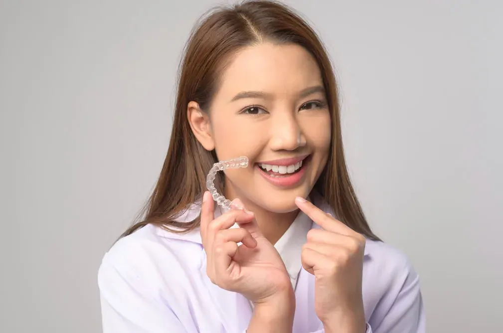 Şeffaf Plak (invisalign) Tedavisi Nedir? Nasıl Yapılır?